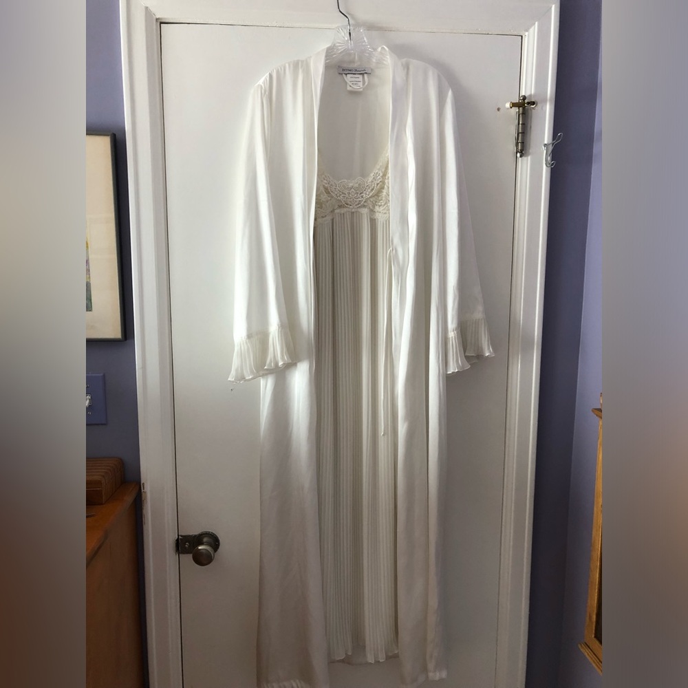 Beautiful, never worn, 3 piece Ivory Peignoir Trio. Perfect for Wedding Night!